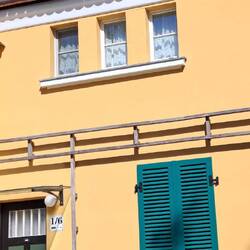 Man beachte den Kellenschnitt zwischen dem mittleren und rechten DG-Fenster. Ein Rettungsfenster...