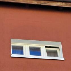 Auch dies ist ein Rettungsfenster. Siehst du den dezenten Einschnitt darüber?