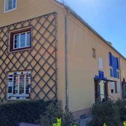 In diesem Kopfbau wohnte Carl Krayl. Beachte die Farbgestaltung des Giebelfensters!