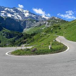 Wunderschöne Kurven um Töff zu fahren
