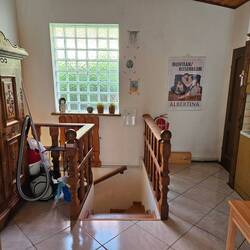 Link geht's in Roberts Zimmer, die Treppe runter ist das Bad.