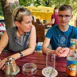 Es ist ein schöner Biergarten voller fröhlicher Leute, aber wir sind erschöpft und es ist sooo heiß!