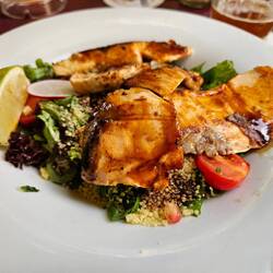 Gegrillter Lachs auf Couscous und Salat