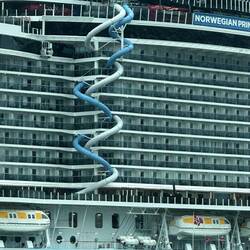 Kreuzfahrtschiff mit außenliegender Wasserrutsche...