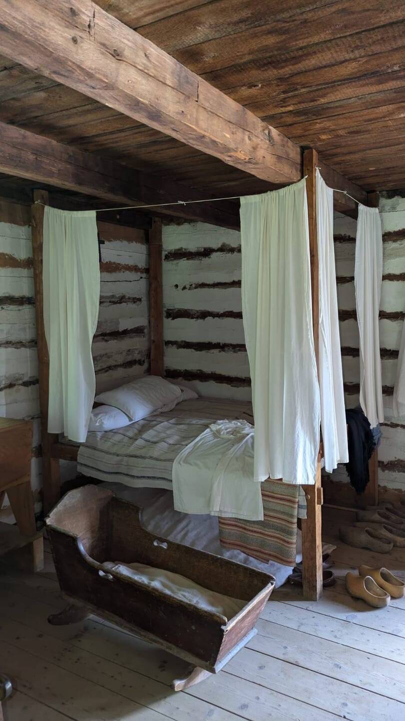 Bett ist den Eltern vorbehalten, Kinder schlafen auf dem Boden mit Strohsäcken als Kopfkissen