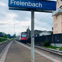 Pünktlich triff die S 8 in Freienbach ein
