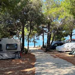 Blick von den Campern zum Wasser