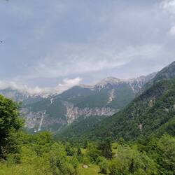 Blick auf den herrlichen Rdeči rob aus, eine bezaubernde Kette der Berge von Tolmin und Bohinj