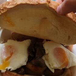 Mein Frühstück. Sandwich mit Ei, Sausage, Mushroom und Hashbrown