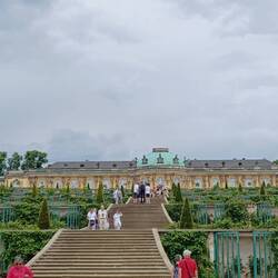 Terrassentreppe mit Schloss im Hintergrund