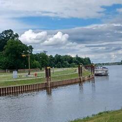 Rechts die Elbe