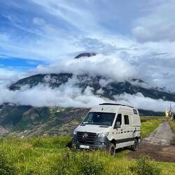 Tungurahua hinter frisch gewaschenem Auto