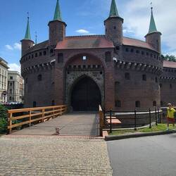 Der Barbakan ist der größte Barbakan Europas. Der Innendurchmesser beträgt 24,5 m.