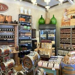 Aura, Spezereienladen. Da chunnsch nöd ohn öppis Poschtets use😉