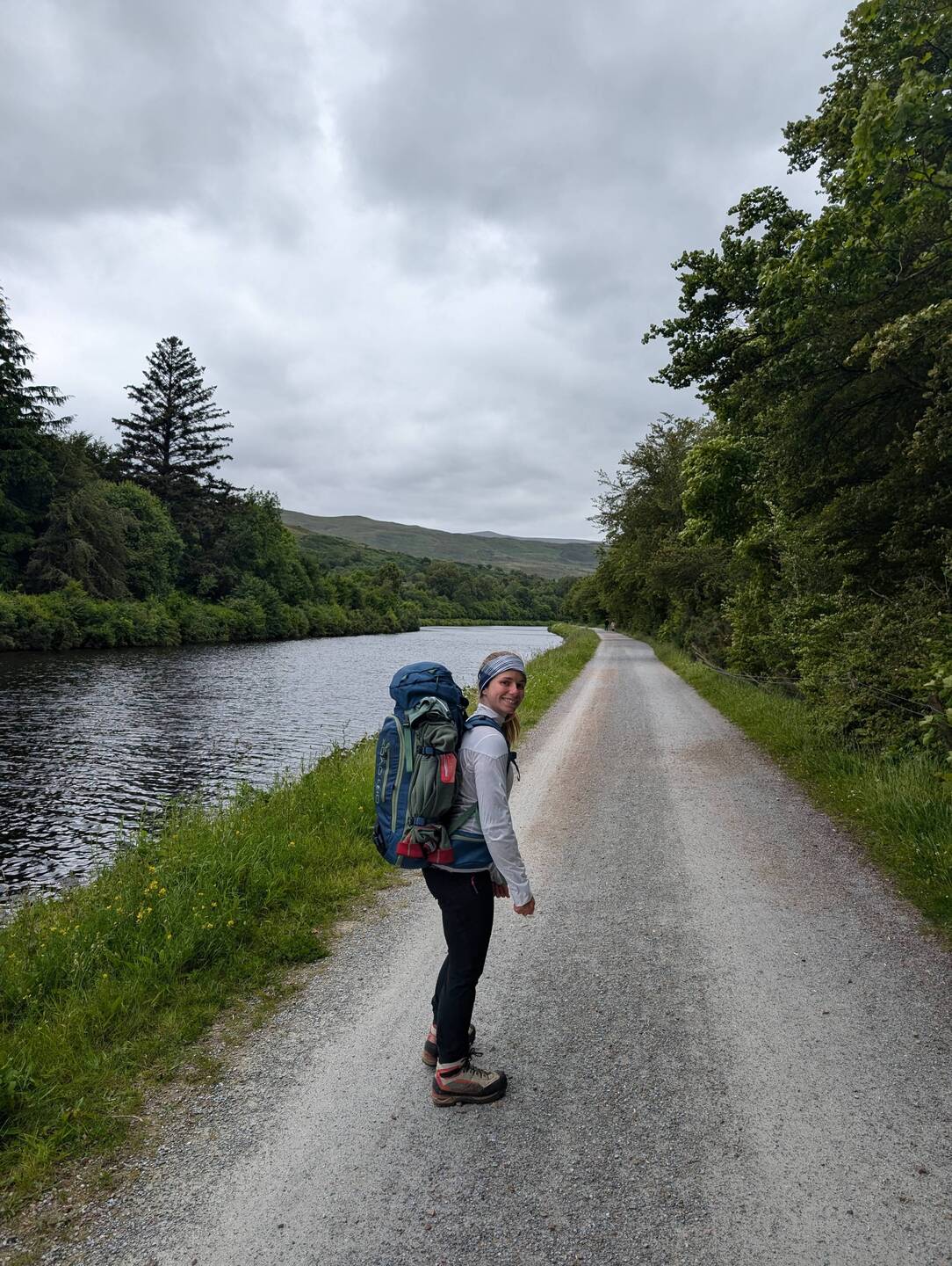 Der Weg liegt größtenteils an den künstlich angelegten Kanälen zwischen den verschiedenen Lochs