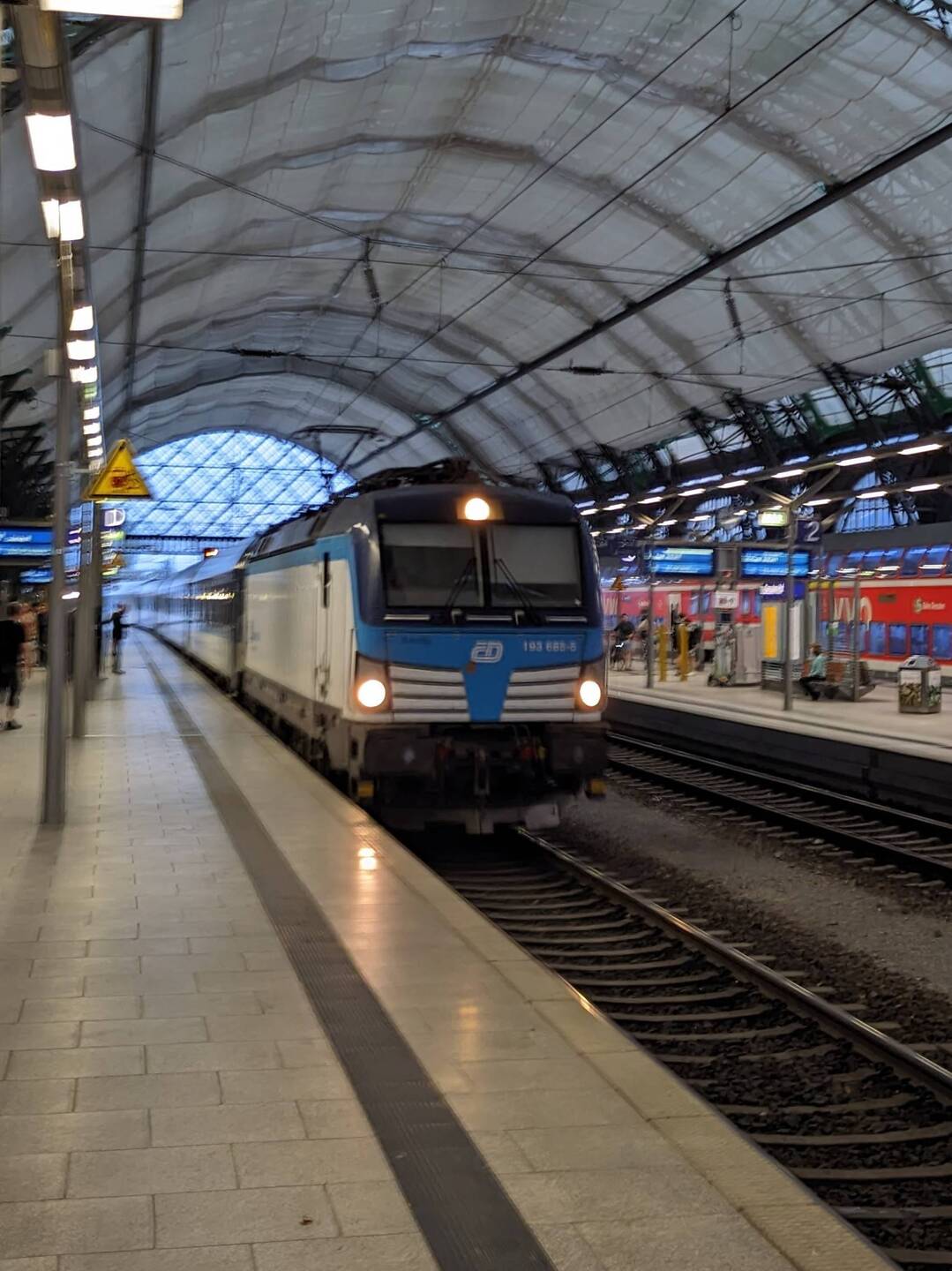 Einfahrt Nachtzug Canopus in Dresden Hbf