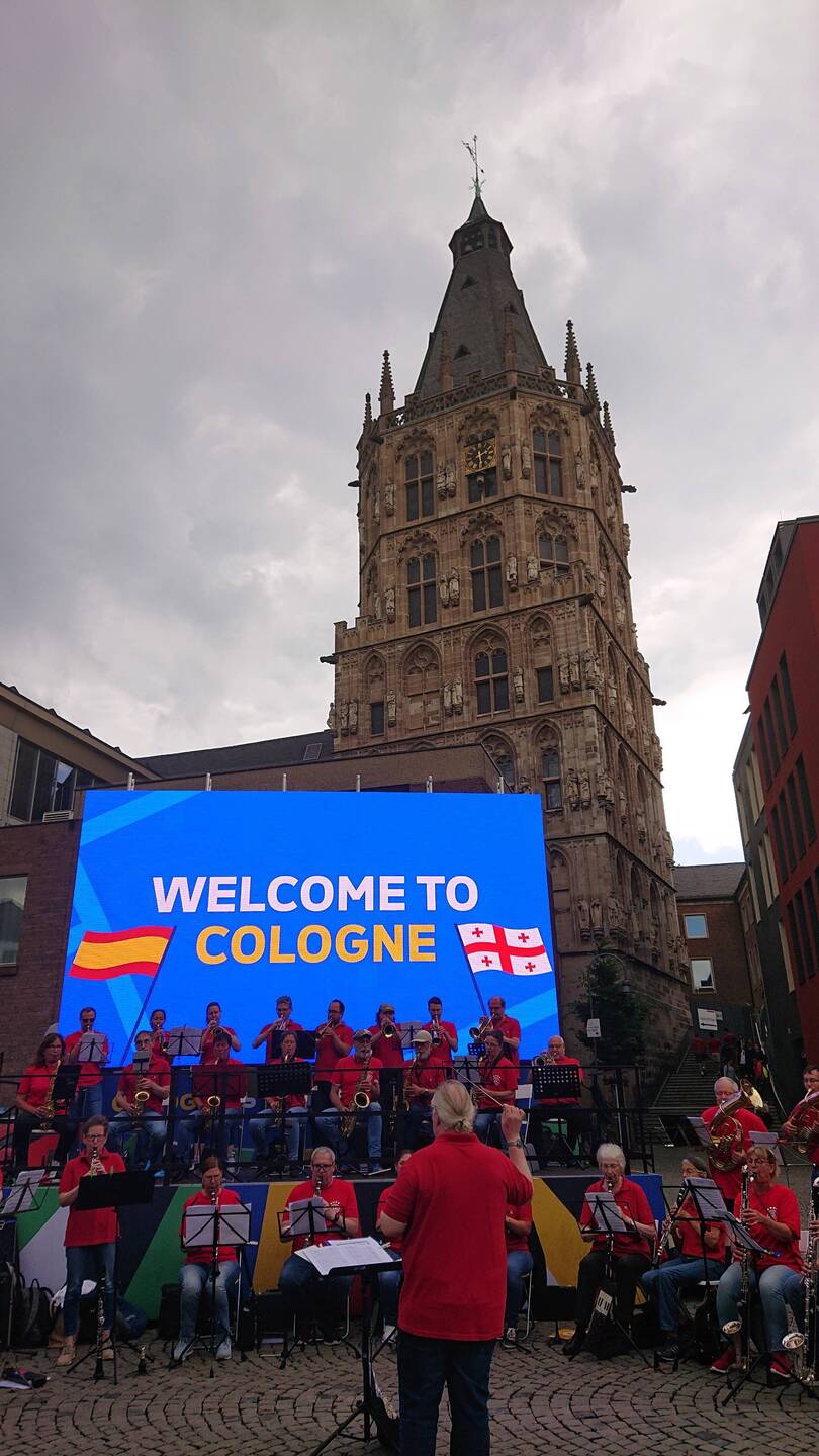 As Daniel said 'they really rolled out the red carpet for you! Rathaus in background