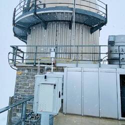 Unten links Messung von Microplastik in der Luft