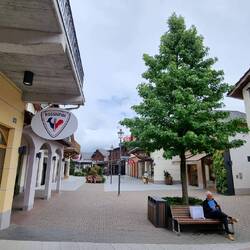 Leere beim Outlet-Shopping in der Schweiz! Woran das wohl liegt... ???
