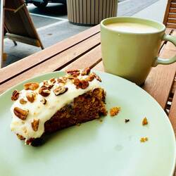Erholung nach der Wanderung in einem Café