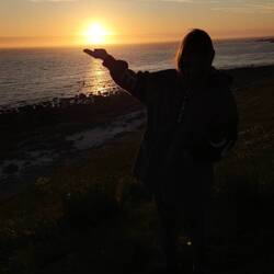 Inge schiebt die Sonne wieder nach oben.