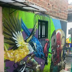 Der Kopf ist in 3 Schichten und soll zeigen, dass wir unter der Haut alle gleich sind