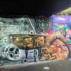 Die traurige Vergangenheit ohne Freude und die Gegenwart und Zukunft in der Kinder glücklich sind