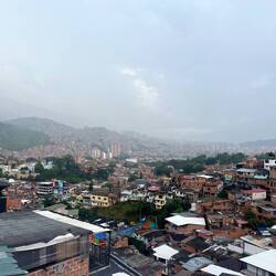 Comuna 13 und andere Teile Medellíns von oben