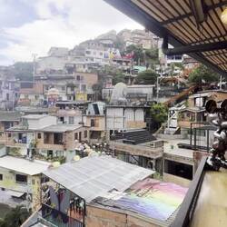 Ein Überblick über Comuna 13 und die einfachen Wohnhäuser