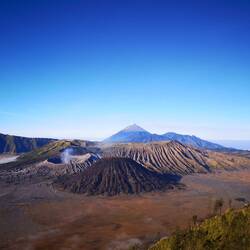 Die Sonne ist oben und die Wolken sind weg. Links der Bromo