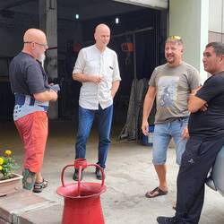 Übersetzer (weißes Hemd) kommt ursprünglich aus Berlin