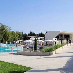 Pool und Restaurant des Campingplatzes