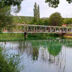 Die Brücke für Mutige (mutige Springer und mutige Autofahrer)