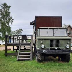 Ein GAZ 66 als Hütte mit Terrasse