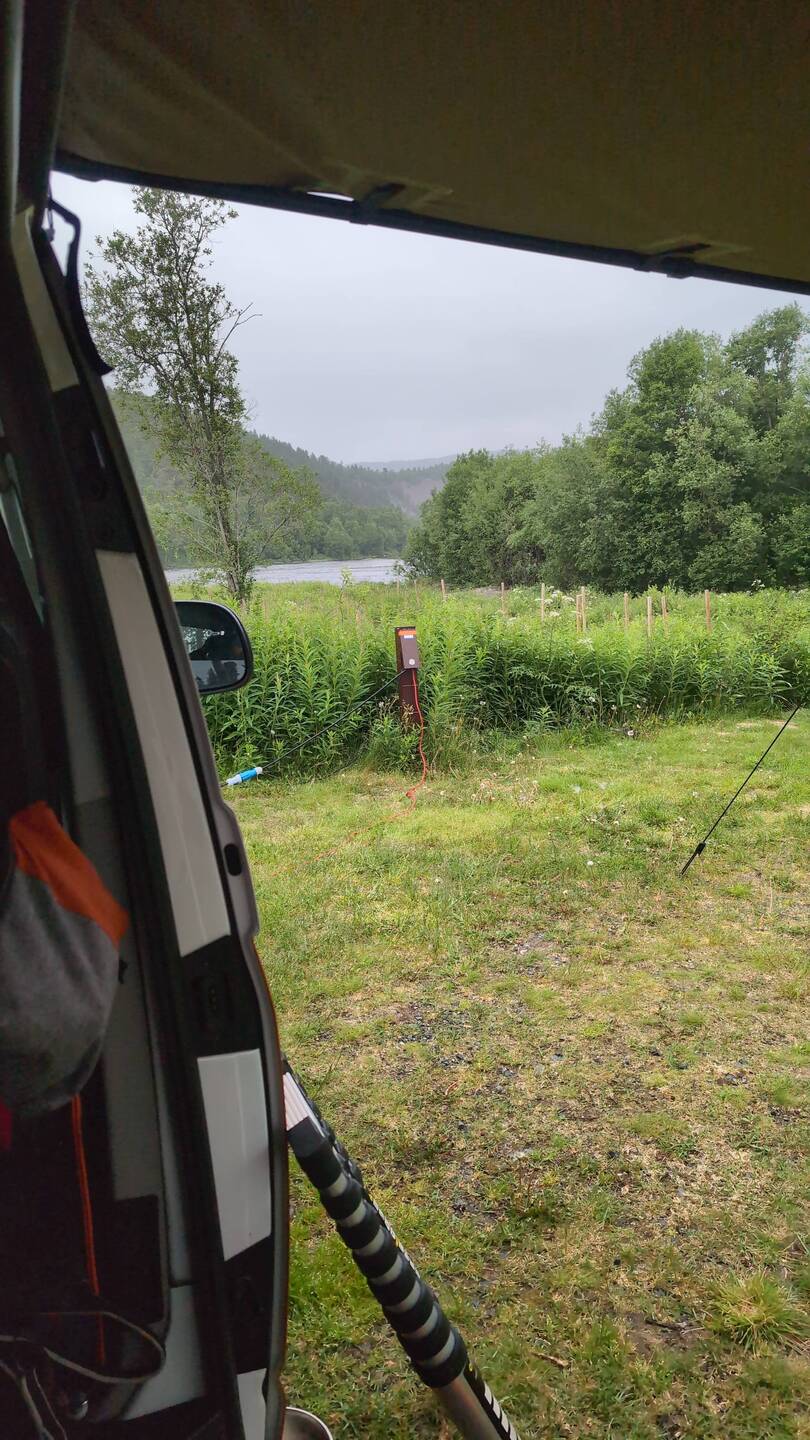 Blick aus dem wieder sauberen Bus (zumindest innen 😉) zum Fluss Alta