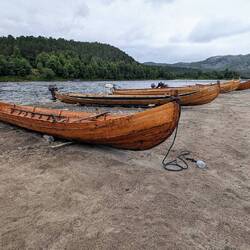Schöne Boote sind vorbereitet für die startende Lachssaison