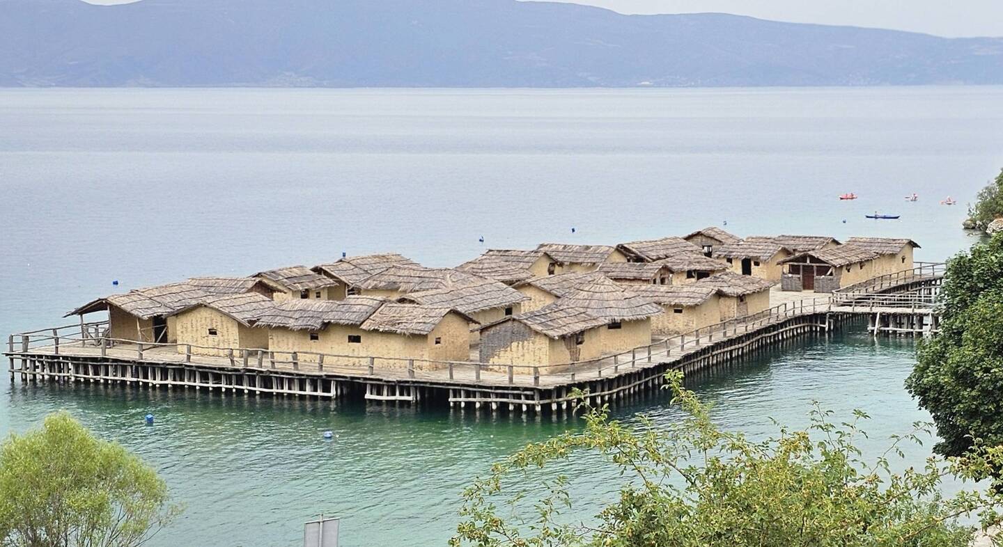 Rekonstruiertes Dorf mit Pfahlbauten und Objekten aus der Bronze- und Eisenzeit