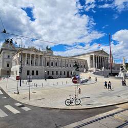 Parlament mit Athene als Huldigung an die griechische Demokratie