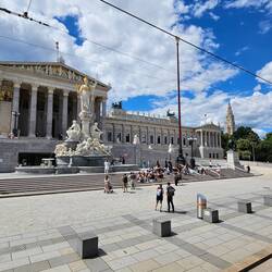 D. Weisheit sei nicht im Parlament,weil Athene, d. Göttin d. Weisheit, d. Parlament d. Rücken zeigt.