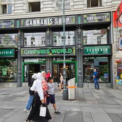 Beate ( mit dem roten Rucksack) muss den Shop gleich ausprobieren!