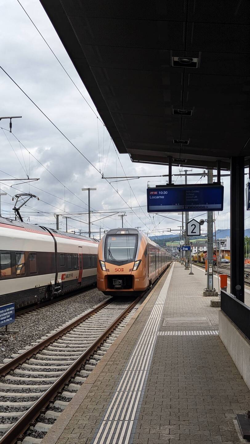 Abfahrt in Zug mit dem Zug der SOB