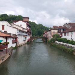 Brücke über die Nive de Béhérobie.