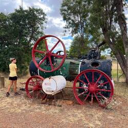 An einem Rastplatz wartet ein Geocache in dieser Dampfmaschine