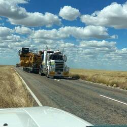 Ein Schwertransporter kommt uns entgegen