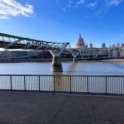 Millennium Bridge mit Sicht auf St. Pauls