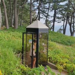 Top-Secret Telefonzelle: Laura im Auftrag von 007.