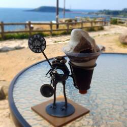 An der Tojimbo Bucht gibt es Softeis auf Gelée-kaffeebasis. 🙃