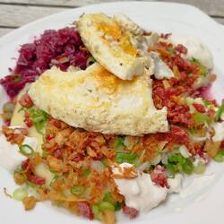 Dinner - Püree mit Rostzwiebeln, Frühlingszwiebeln, Speck und Schmand. Dazu Spiegelei und Rotkraut