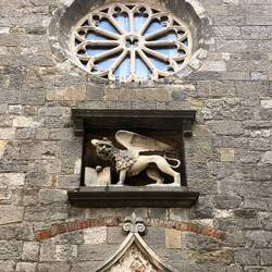 De Markuslöwe under de gotische Rosette erinneret s di venezianischi Herrschaft vom 15.-18. Jh.