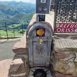 Ganz wichtig - die Flasche immer voll halten. Trinkbrunnen wie diese helfen dabei.